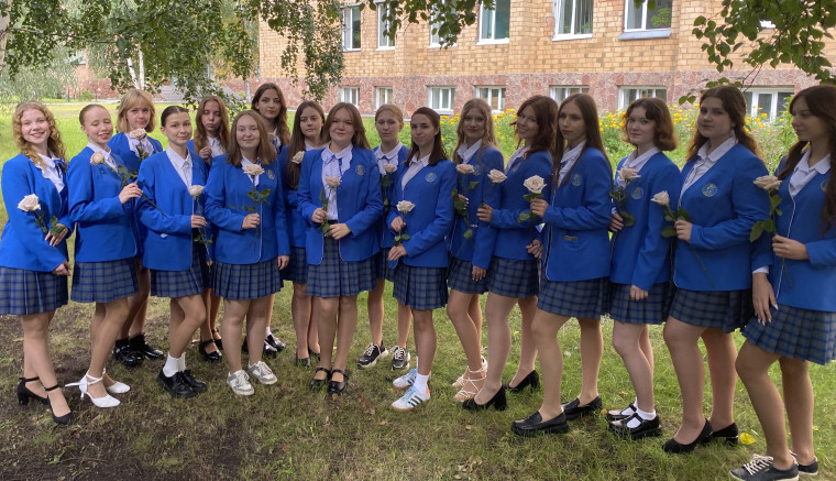 От лица выпускниц 11 «Б» класса хотим поздравить всех, причастных к нему: учителей, родителей, бабушек, дедушек и марииночек..
