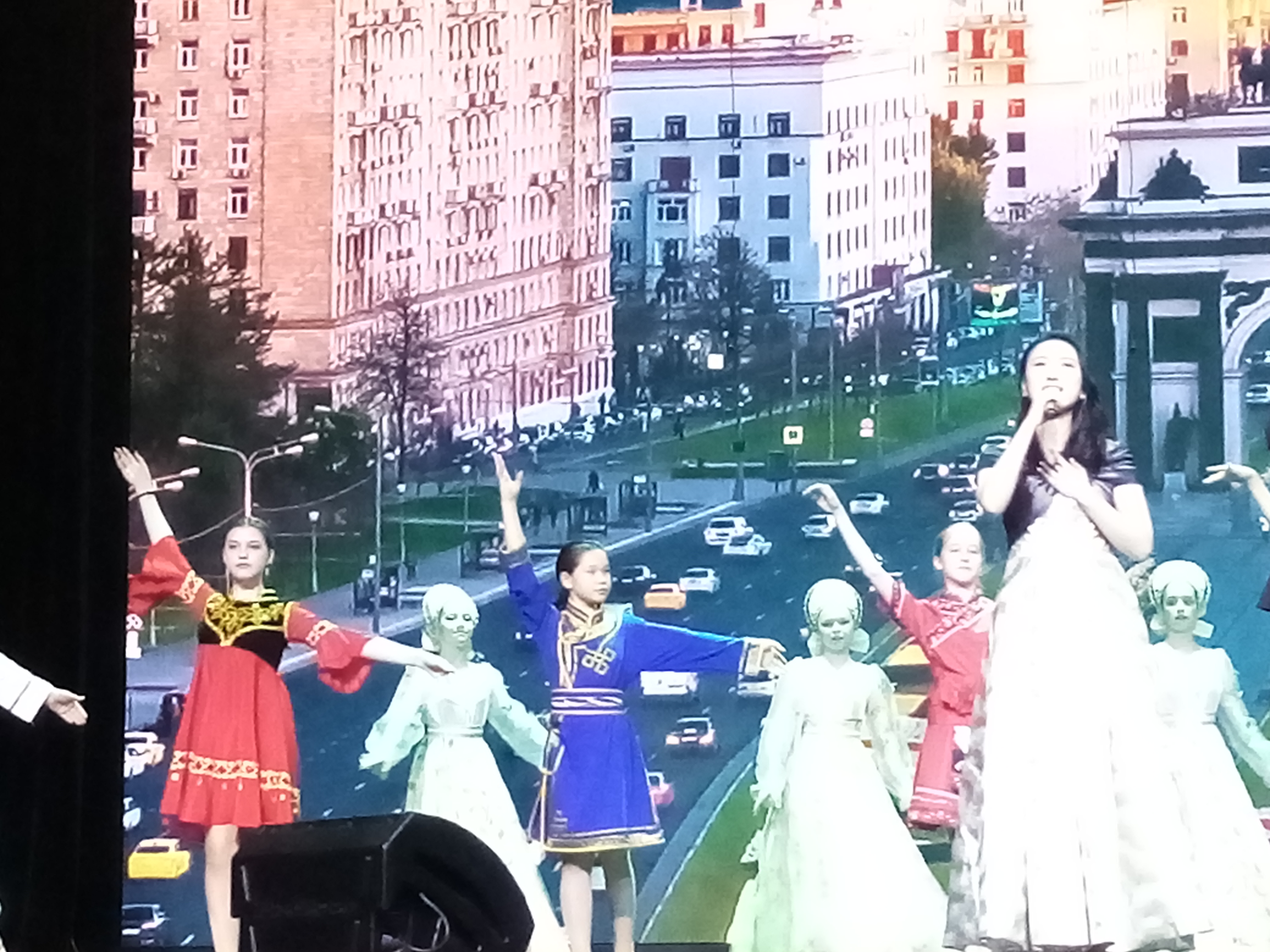 Празднуют все.